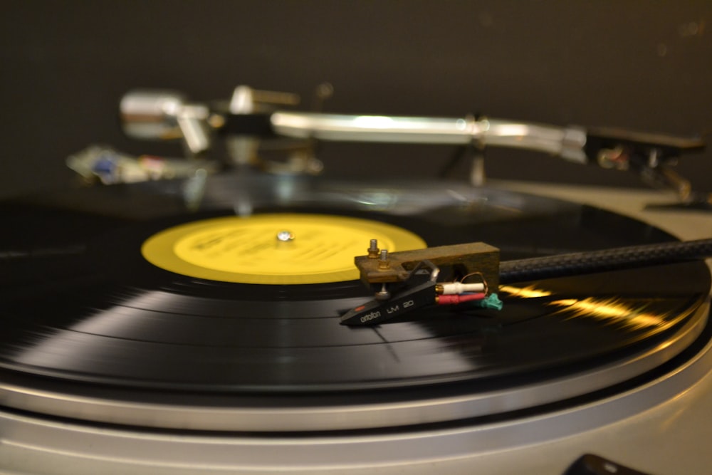 close-up photography of vinyl player