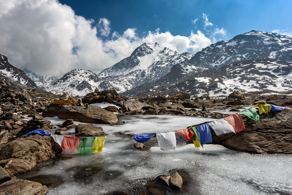 Ropa de varios colores colgada debajo de un arroyo a través de la montaña glaciar