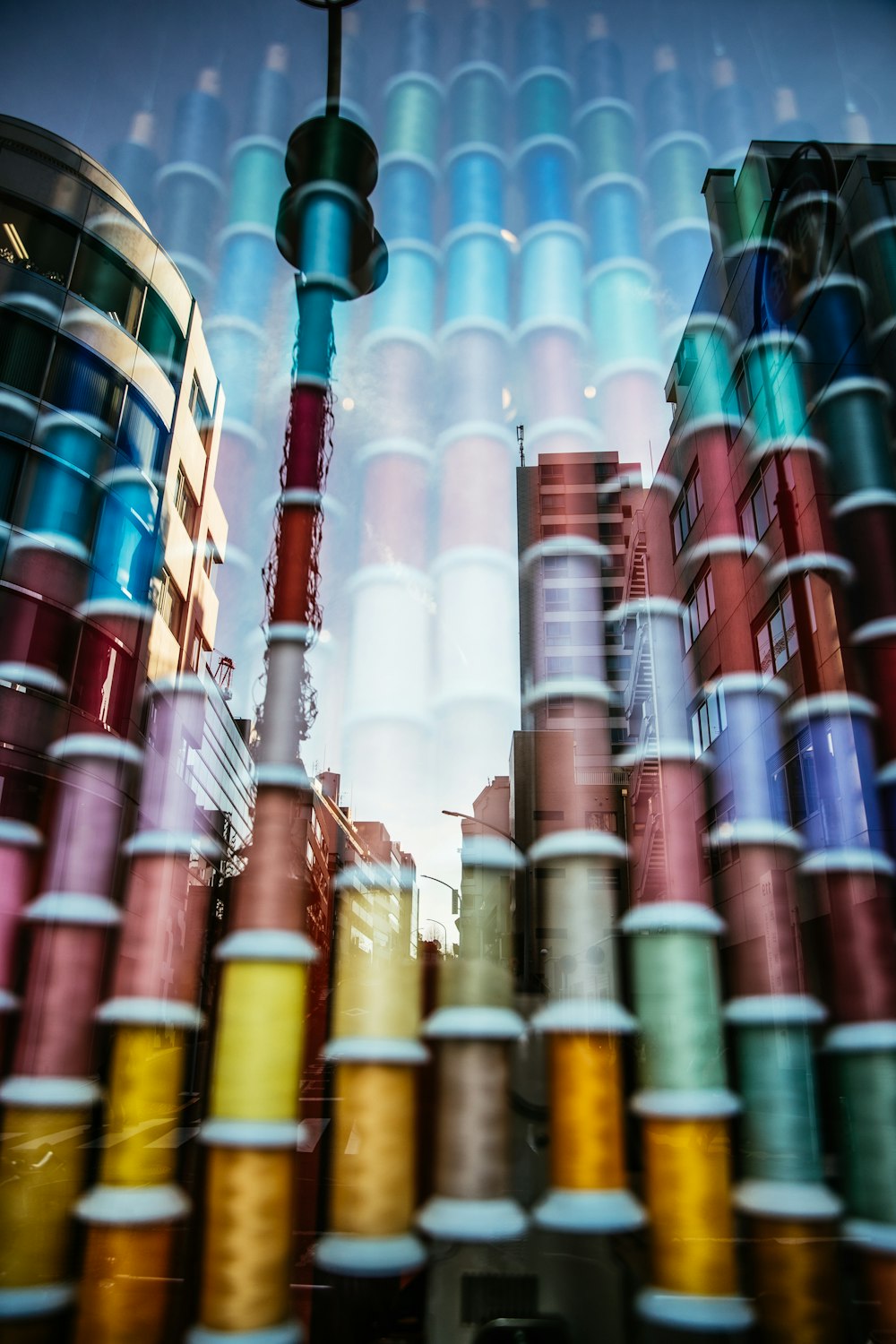 a bunch of different colored spools of thread