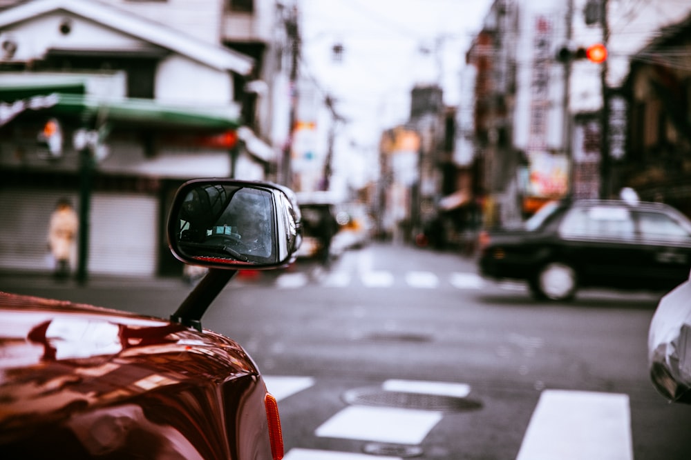 Selektive Fokusfotografie des Fahrzeugseitenspiegels