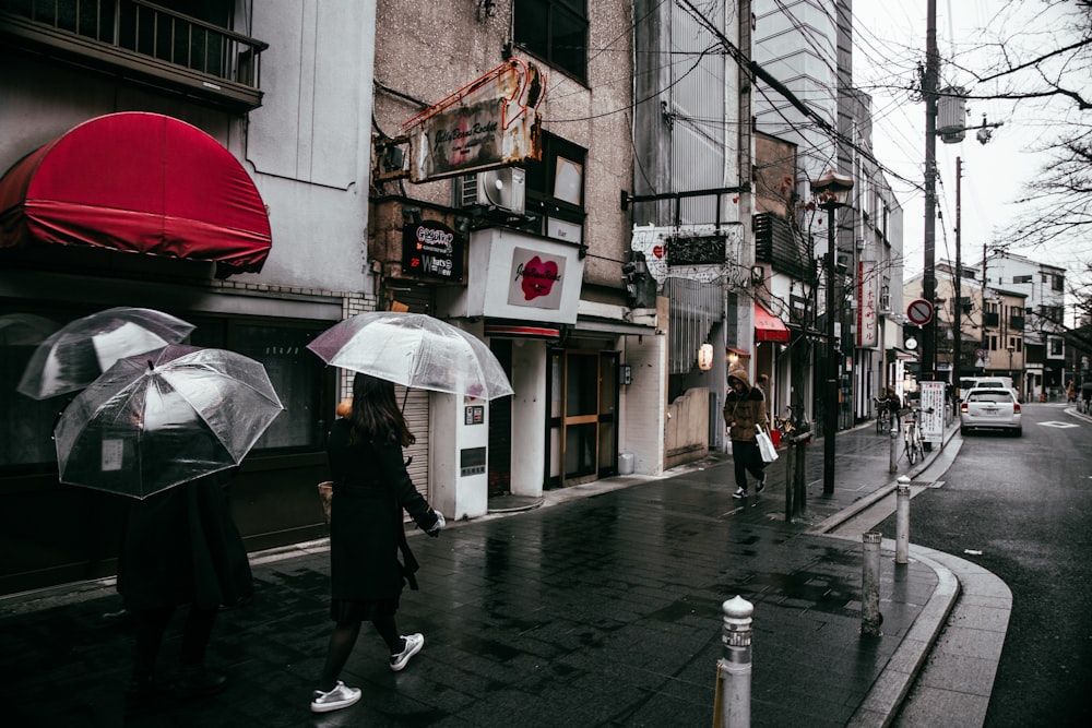 gente caminando por el camino mientras llueve