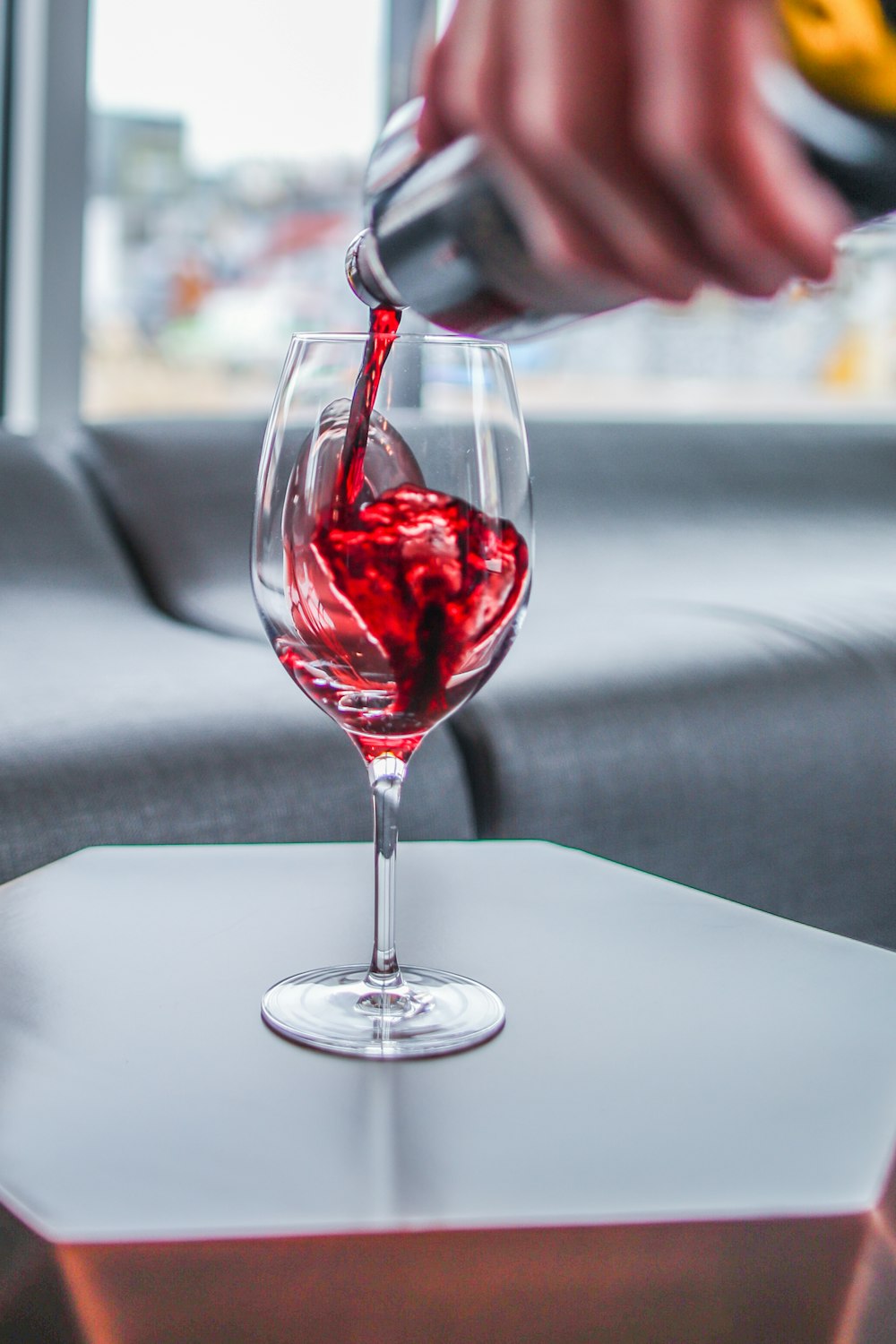 vin rouge dans un verre à vin transparent