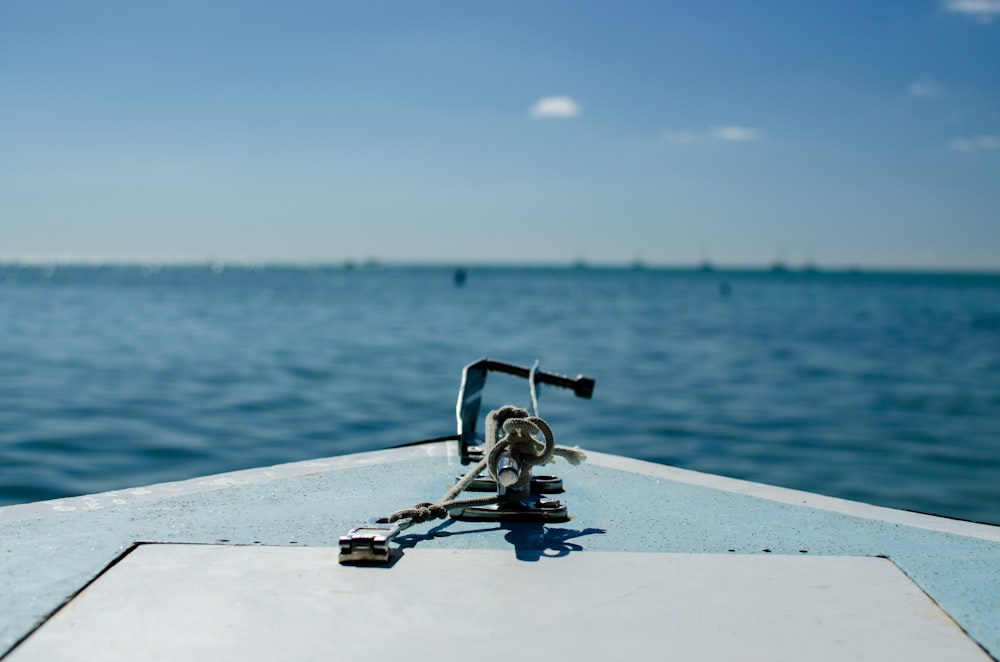 Fotografia de foco seletivo de haste preta no barco