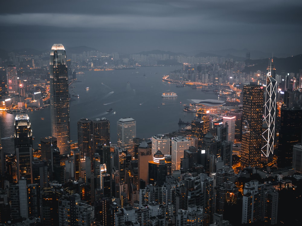 fotografia aérea de edifícios de concreto da cidade