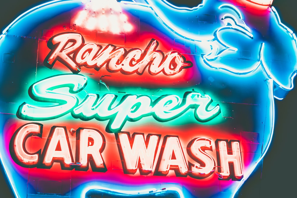 Señalización de neón roja y verde de Rancho Super Car Wash