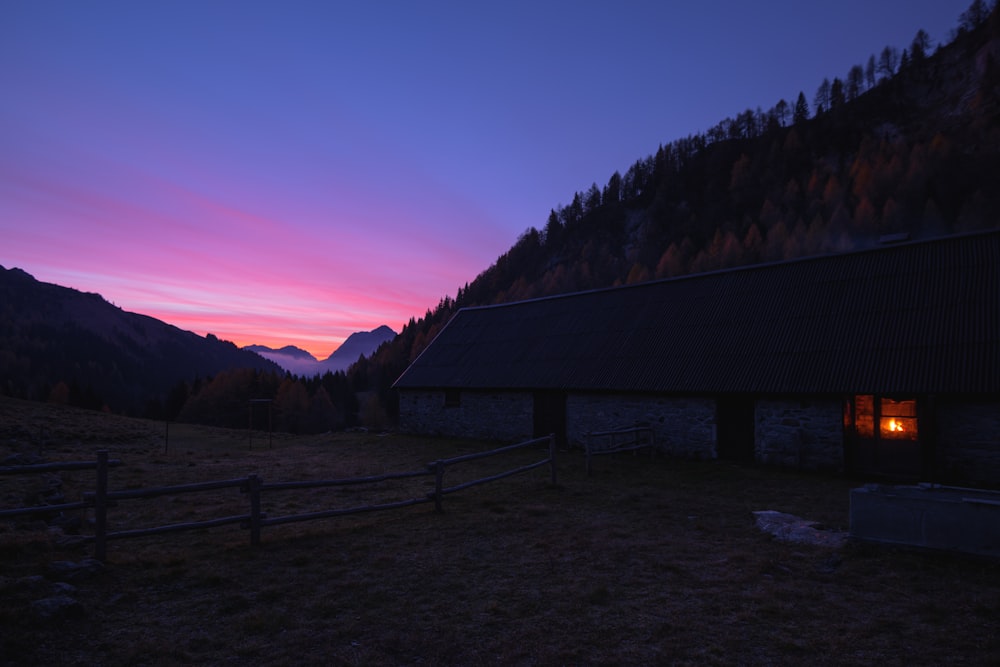 Haus in der Nähe von Bergen unter blauem Himmel