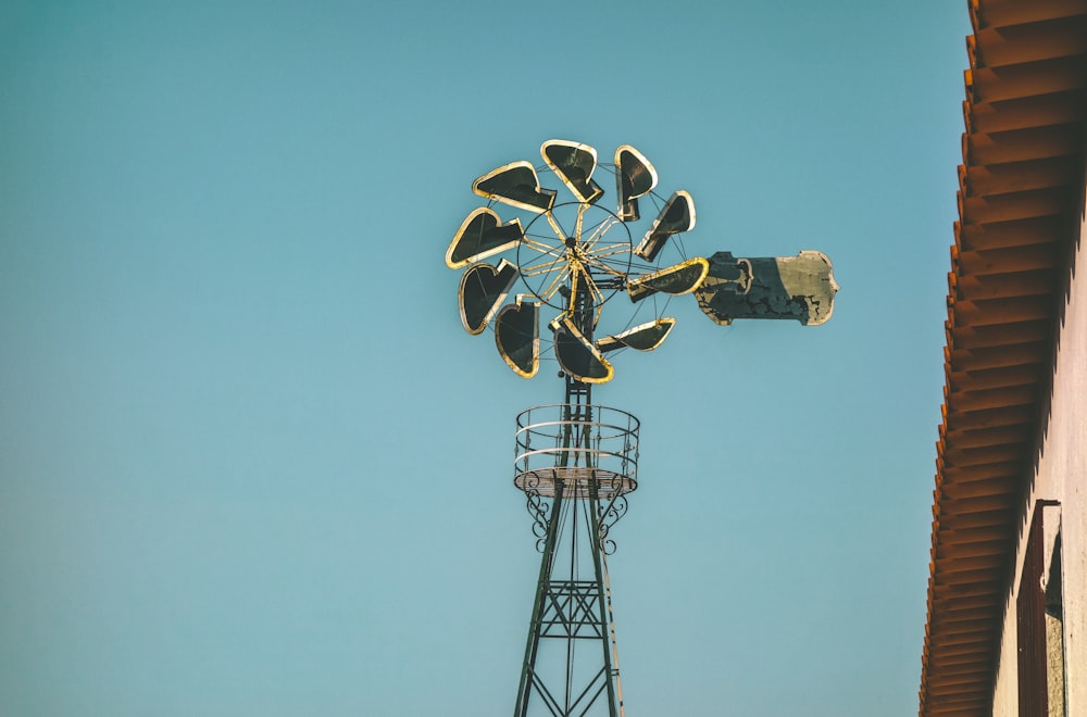 Blau-weiße Windmühle in der Nähe des weißen Gebäudes