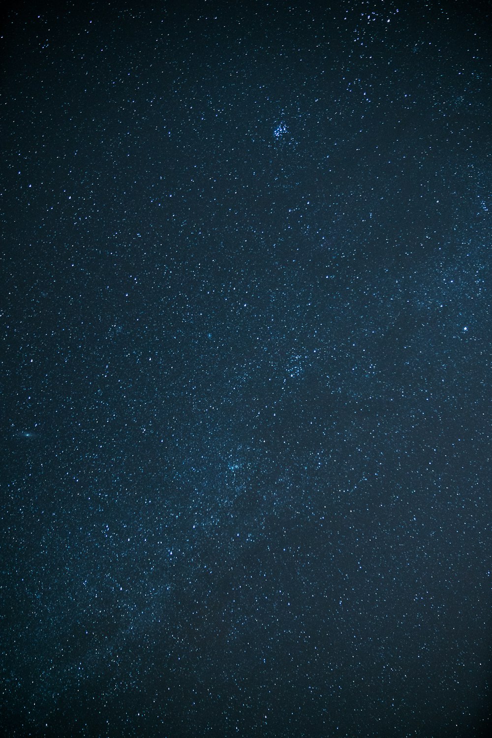 Foto de ángulo bajo de la noche estrellada