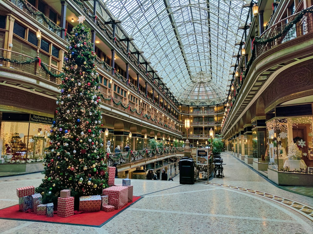 Intérieur du bâtiment à la pointe de la technologie avec sapin de Noël illuminé