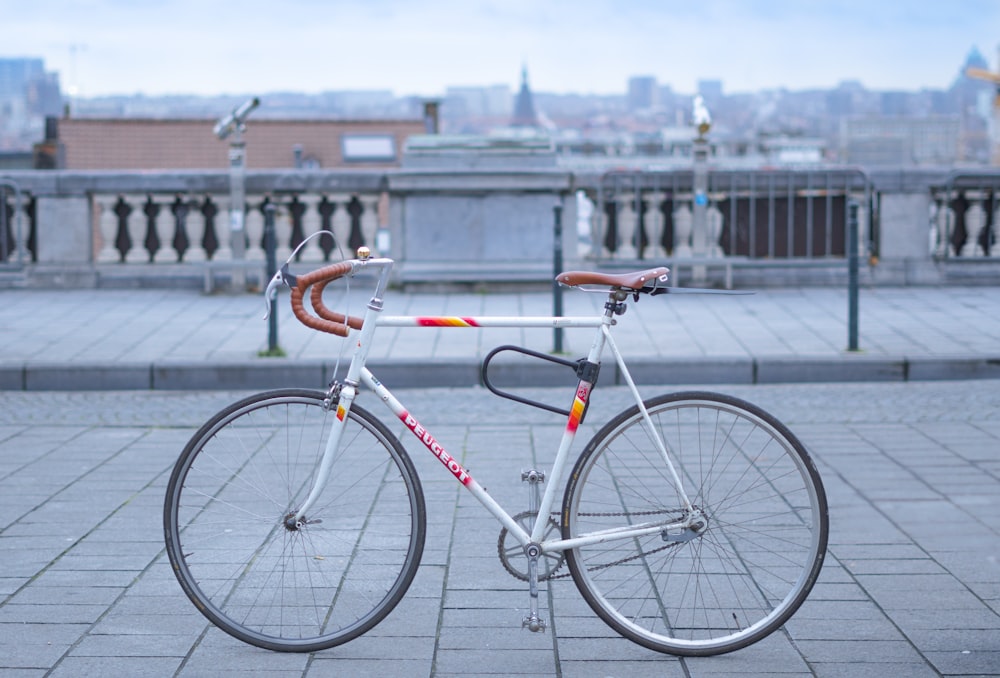 shallow focus photography of gray racing bicycle