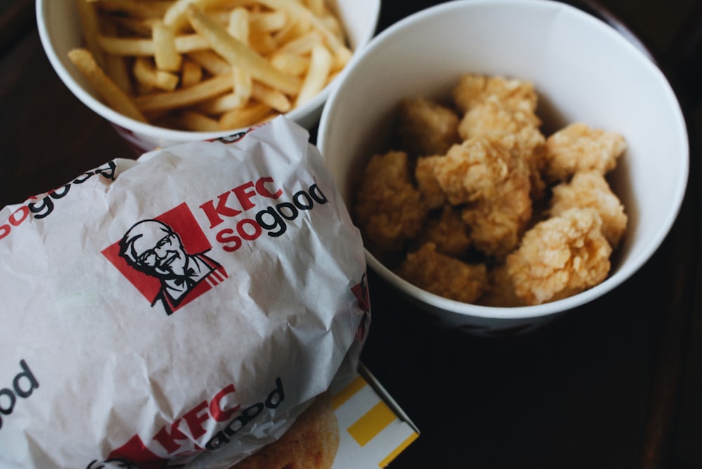 Batatas fritas KFC e lote de frango