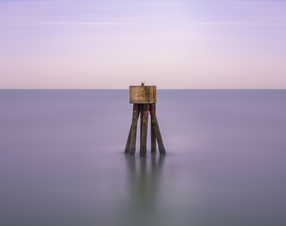 Stand de mer en bois brun pendant la journée