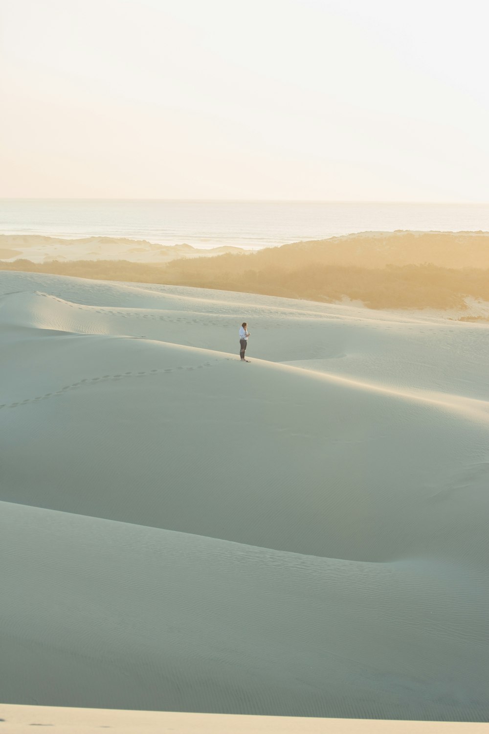 persona in piedi sulla sabbia