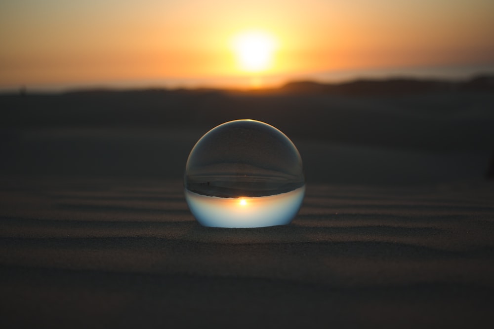 Vista invertita del tramonto attraverso una sfera di vetro