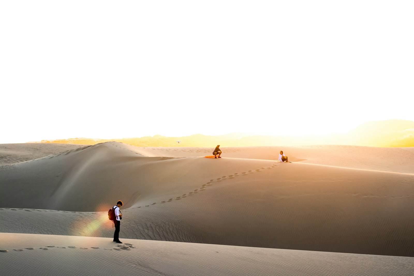 Canon EOS 800D (EOS Rebel T7i / EOS Kiss X9i) + Canon EF 50mm F1.8 STM sample photo. Three men on desert photography