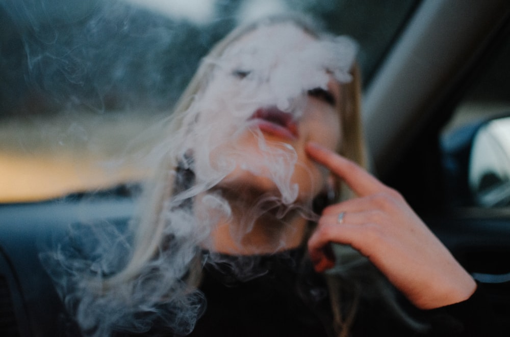 femme fumant dans la voiture