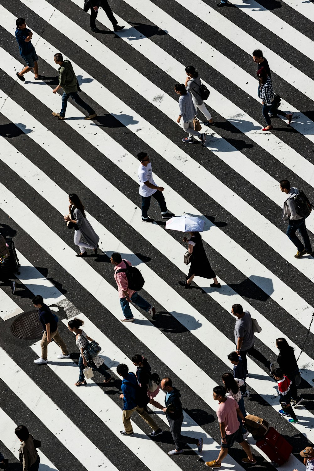 Pessoas caminhando na faixa de pedestres