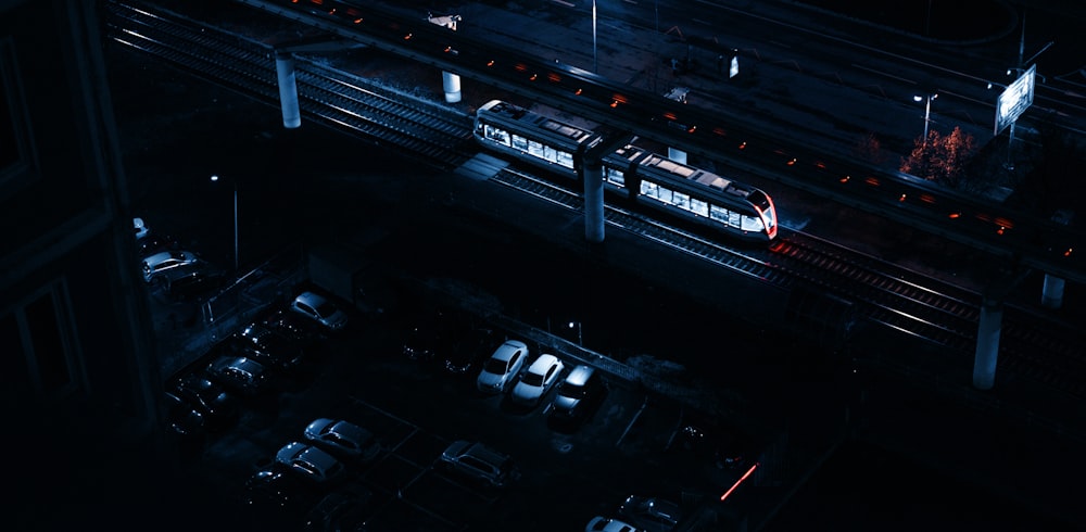 Vista aérea de carros empilhados ao lado do trem