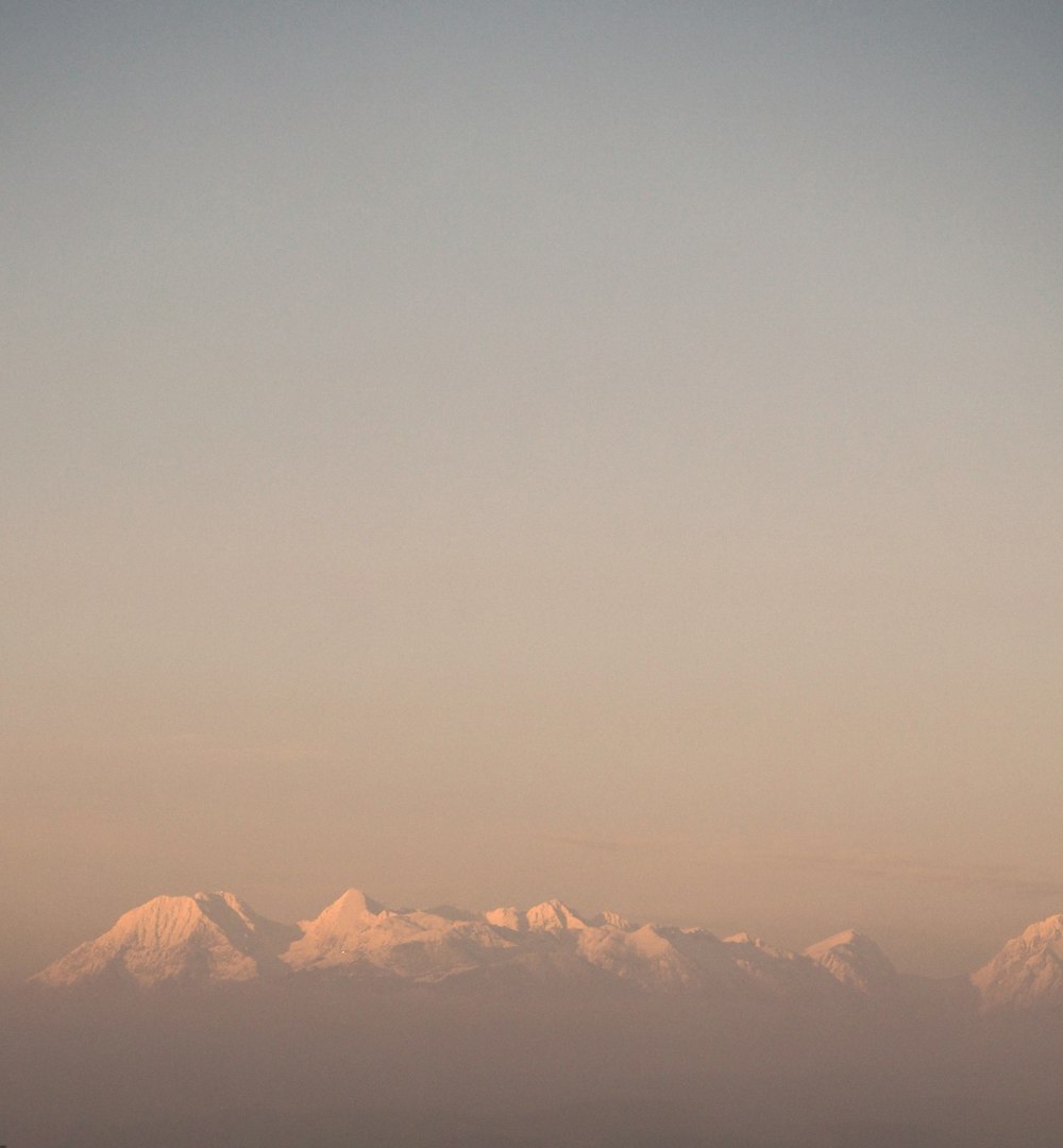 Alpes montañosos bajo nubes Nimbo
