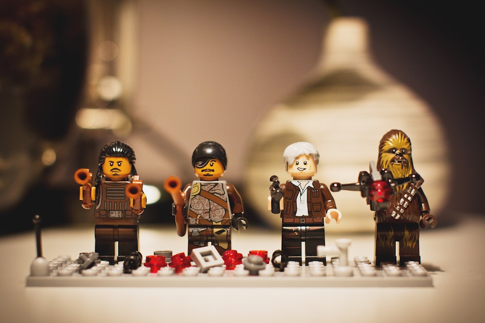 fotografia de foco seletivo de quatro mini figuras LEGO