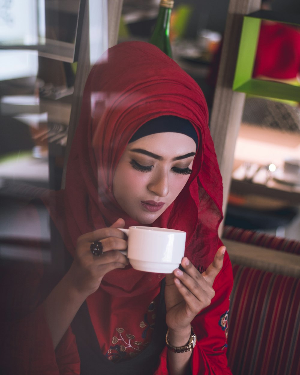 femme buvant sur la tasse