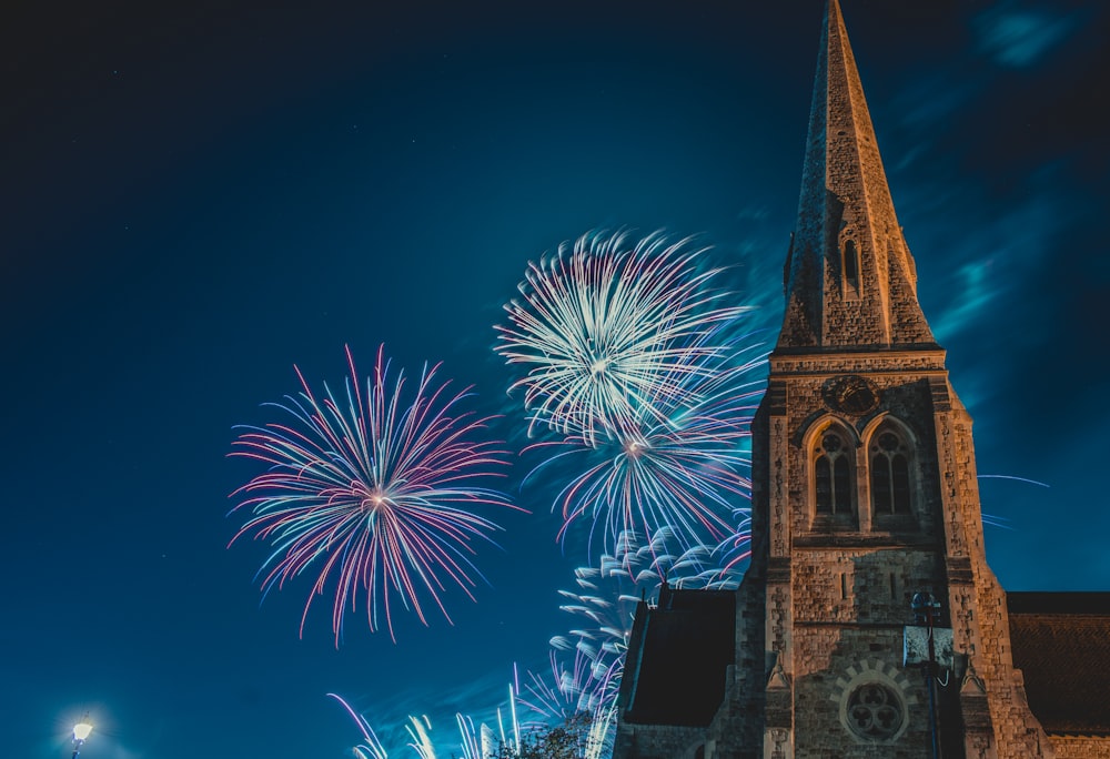 Foto einer Kirche mit spitzer Kante und Feuerwerk