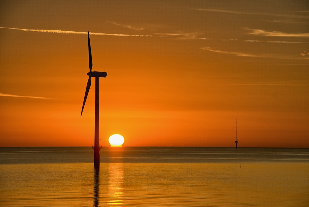 moinho de vento durante o pôr do sol