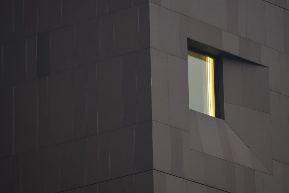 foto ravvicinata dell'edificio grigio