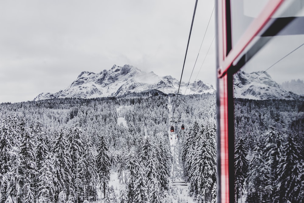 fotografia di paesaggio della montagna innevata