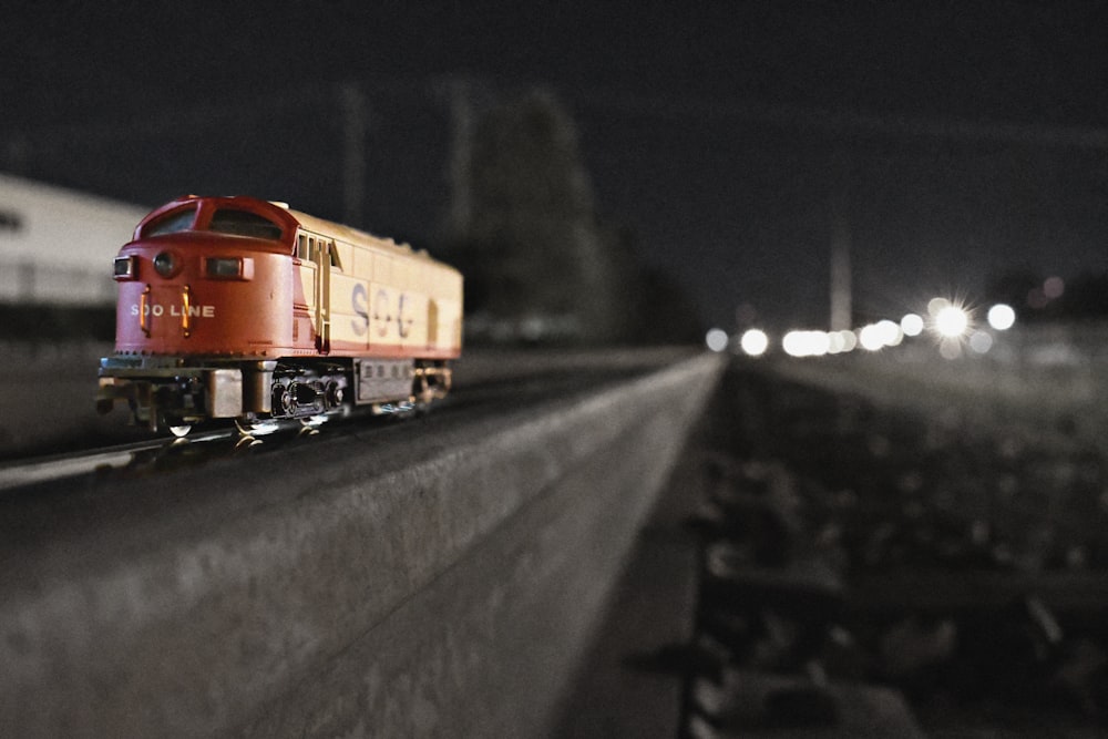 Fotografia de foco raso do brinquedo de trem vermelho e amarelo