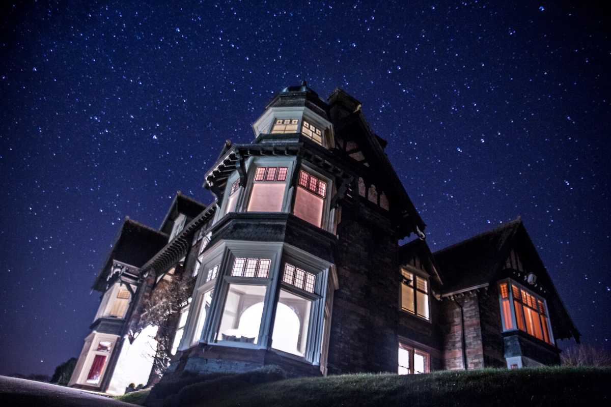 Persona revisando cifras y calculadora para ilustrar el cálculo de utilidad real