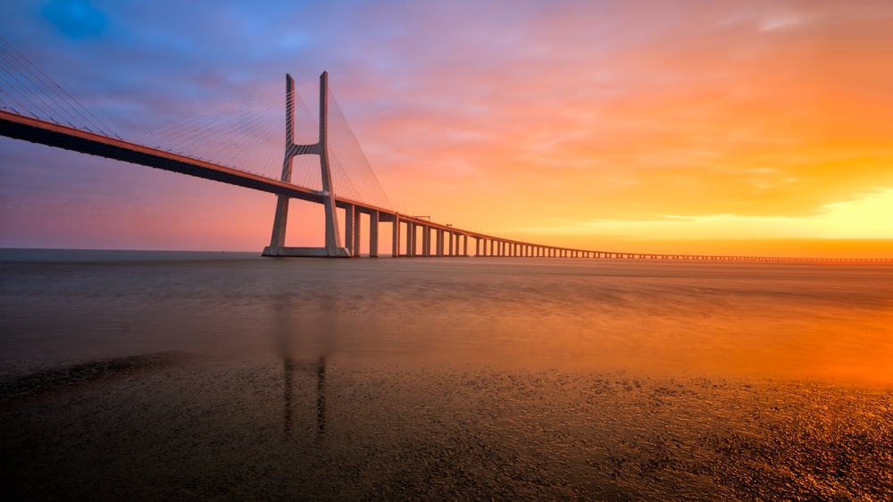 Cenário da ponte durante o pôr do sol