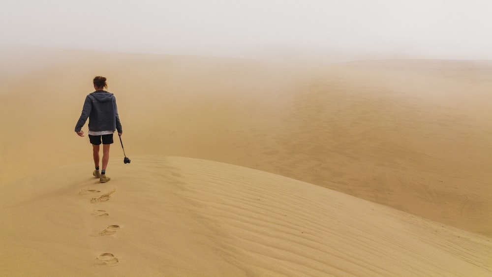 persona che cammina nel deserto