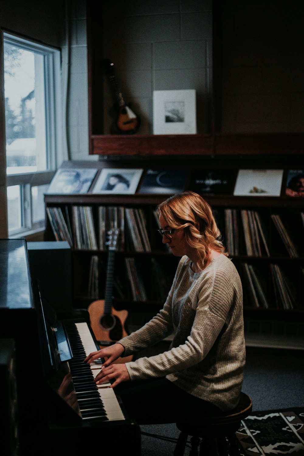 donna che suona il pianoforte