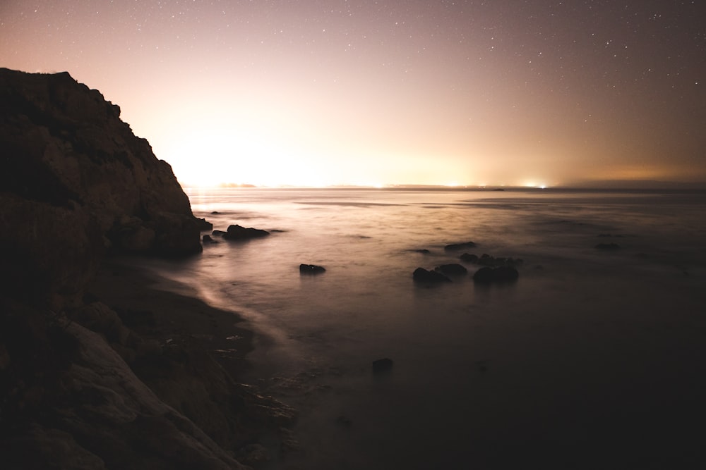 fotografía de paisaje de suelo seco bajo cielo amarillo