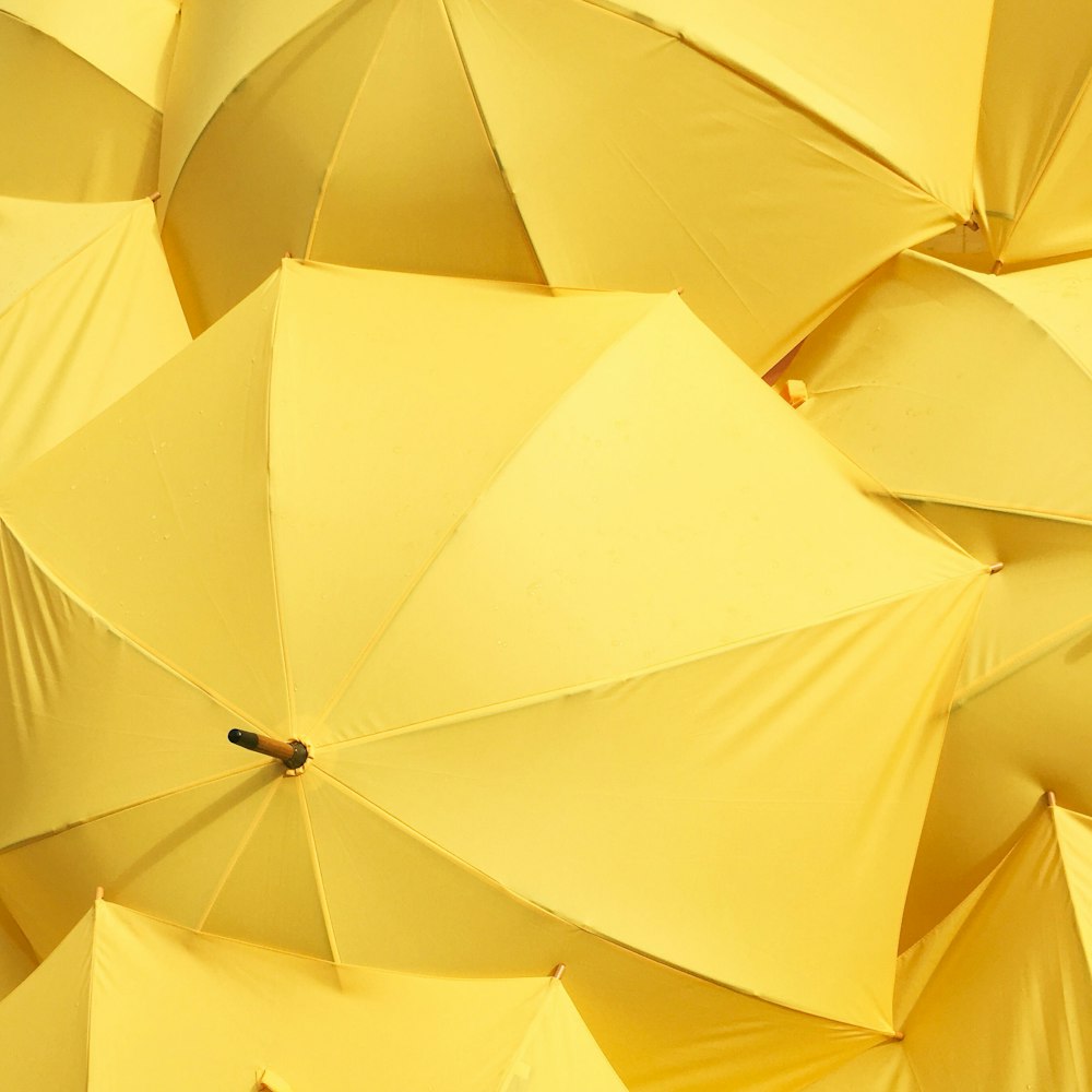 gelber Regenschirm