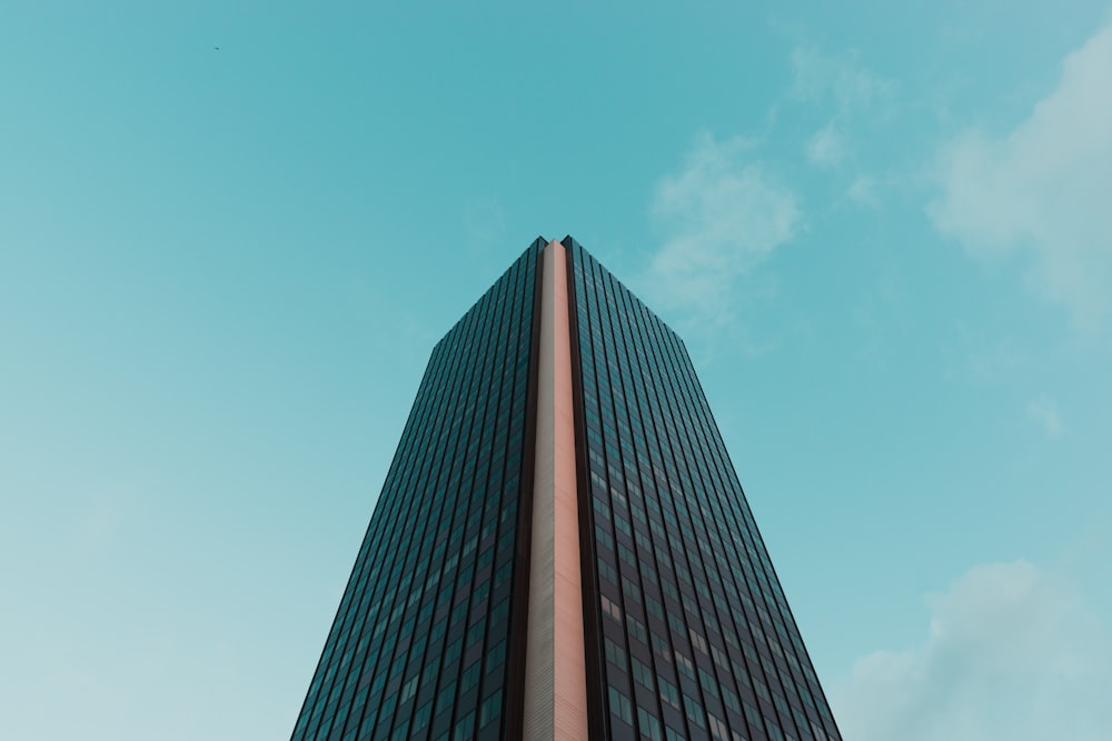 torre in cemento nero ad angolo basso