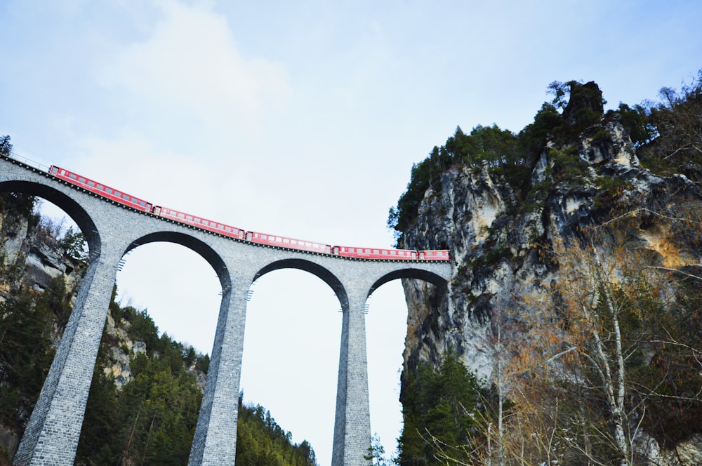 Brücke mit rotem Zug