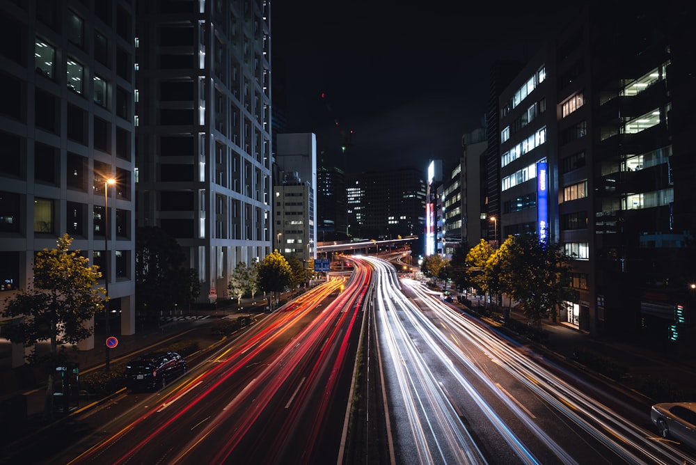 Fotografia time-lapse della strada tra gli edifici