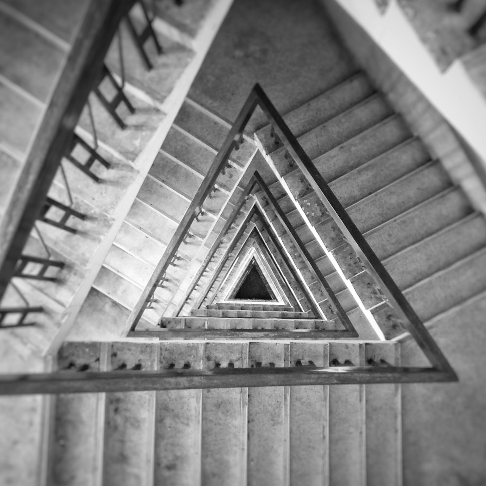 三角階段のハイアングルグレースケール写真