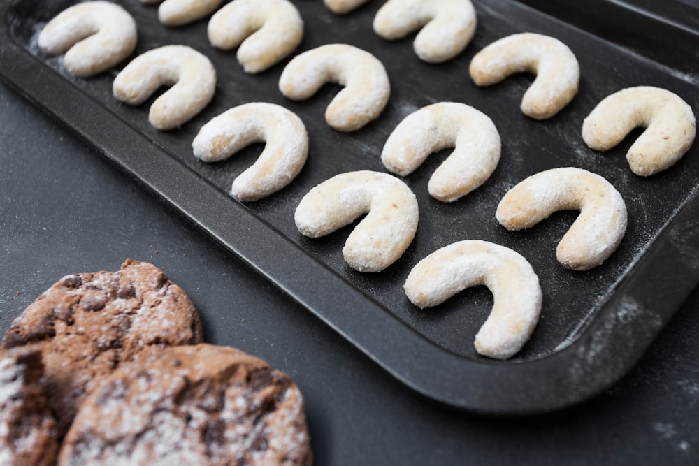 biscoitos assados ao lado de massa assada na frigideira