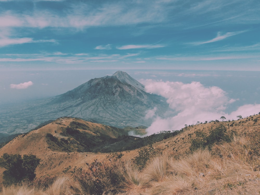 Foto de la montaña marrón durante el día