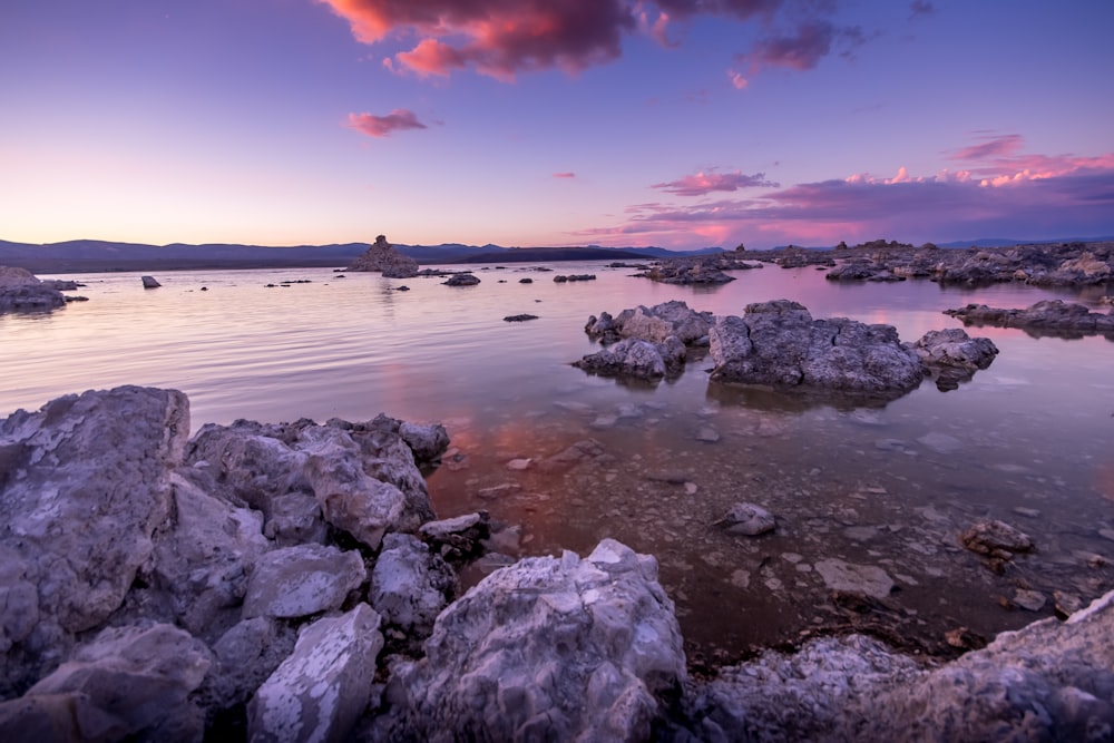 A la orilla del mar cerca del mar bajo el cielo azul