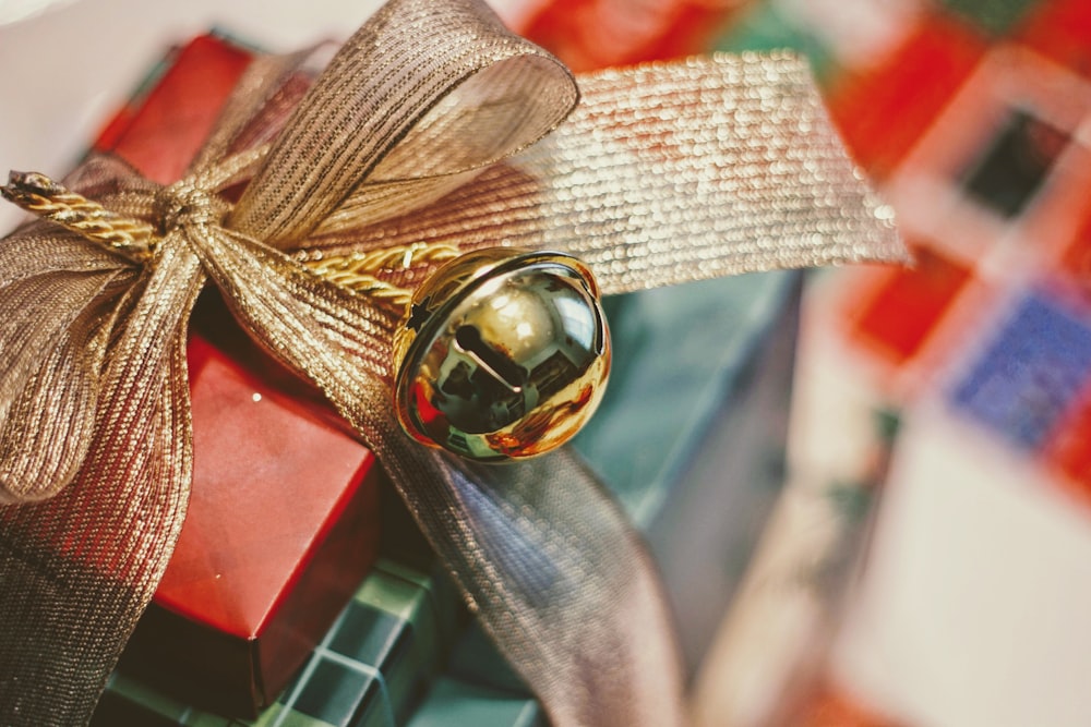 Rot-goldene Geschenkbox Nahaufnahme Fotografie