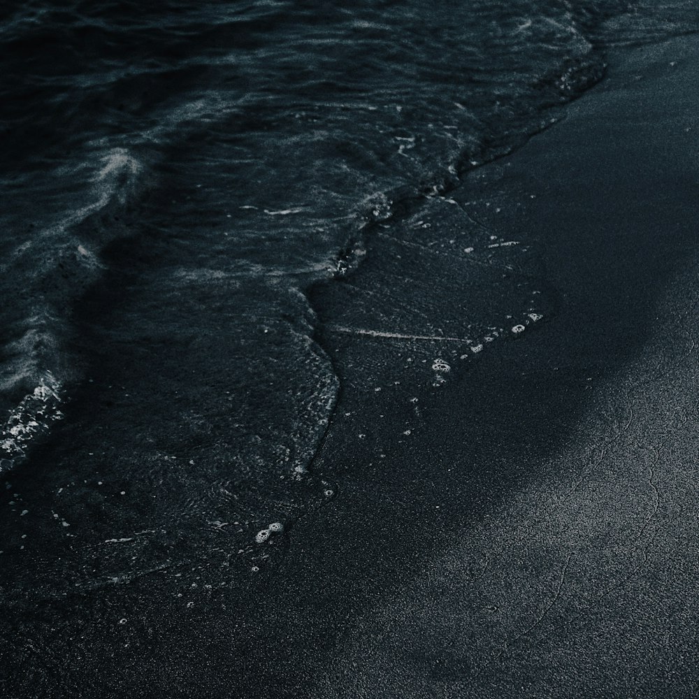 Riva del mare con l'onda dell'acqua dell'oceano