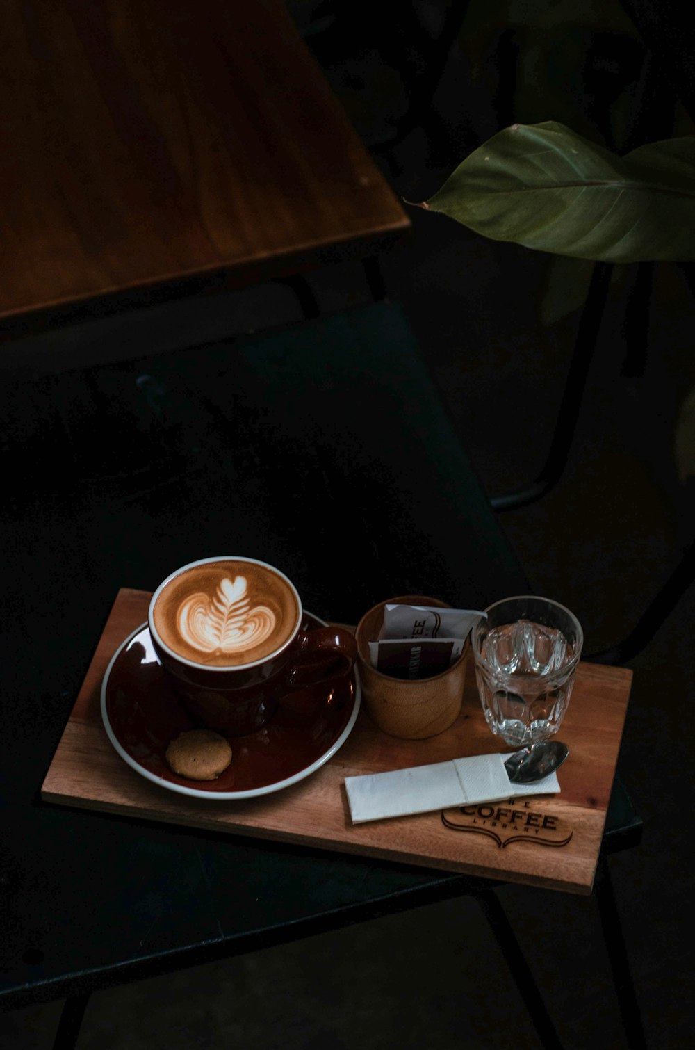 Fotografia piatta di latte macchiato di fiori impostata sul vassoio