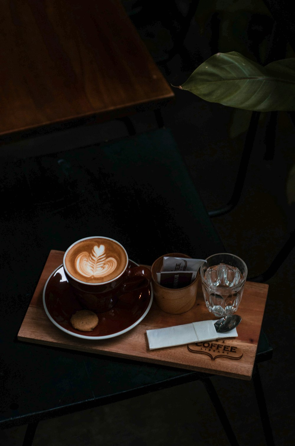 Fotografía plana de café con leche de flores colocada en bandeja
