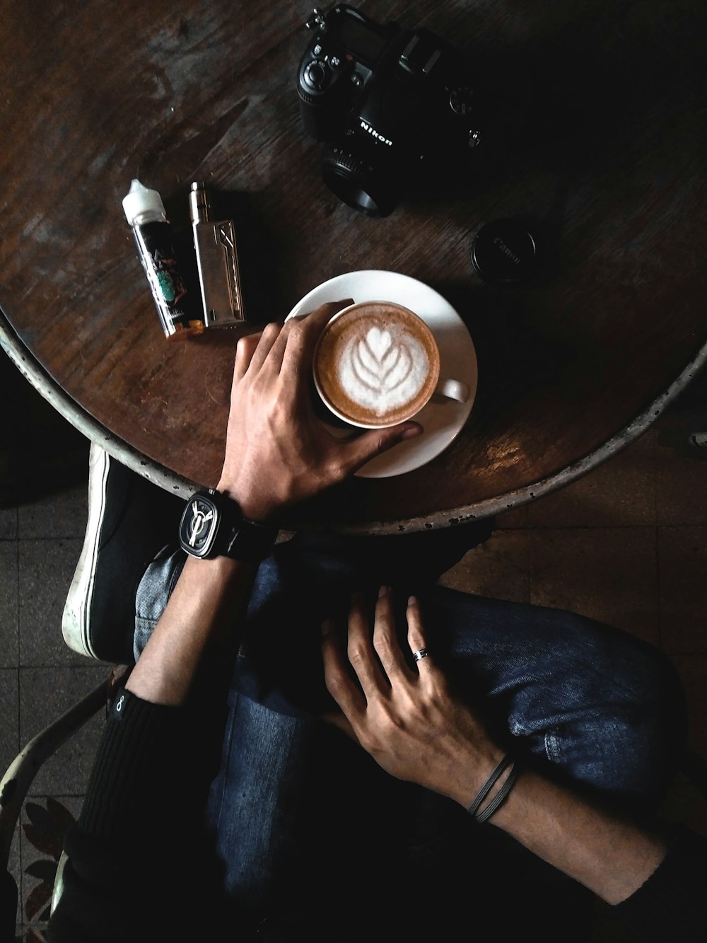 pessoa segurando cappucino