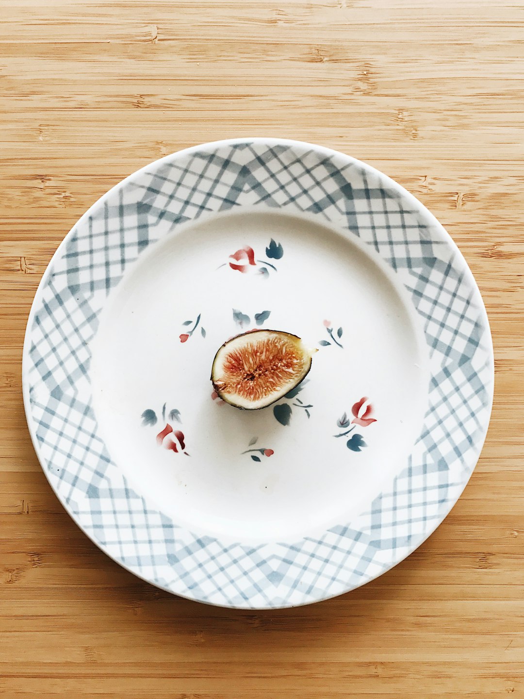  round white ceramic plate and fig fruit on top plate