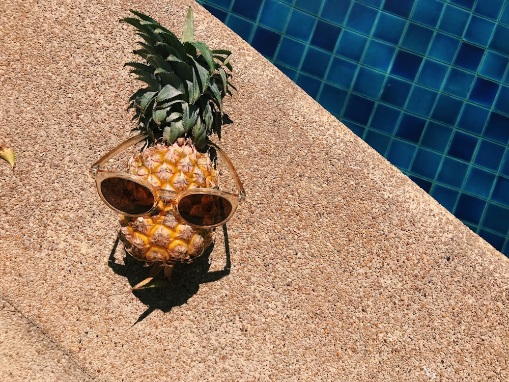 ananas près de la piscine